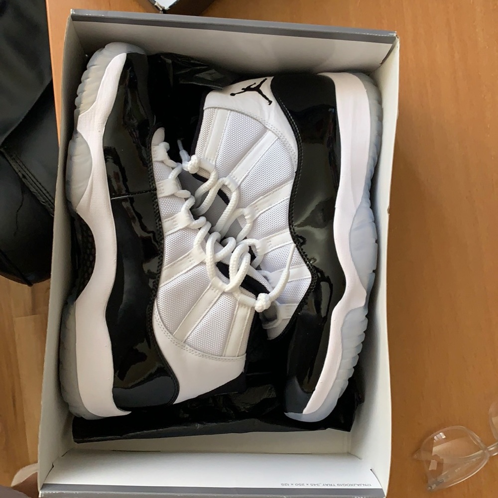 Air Jordan 11 concord